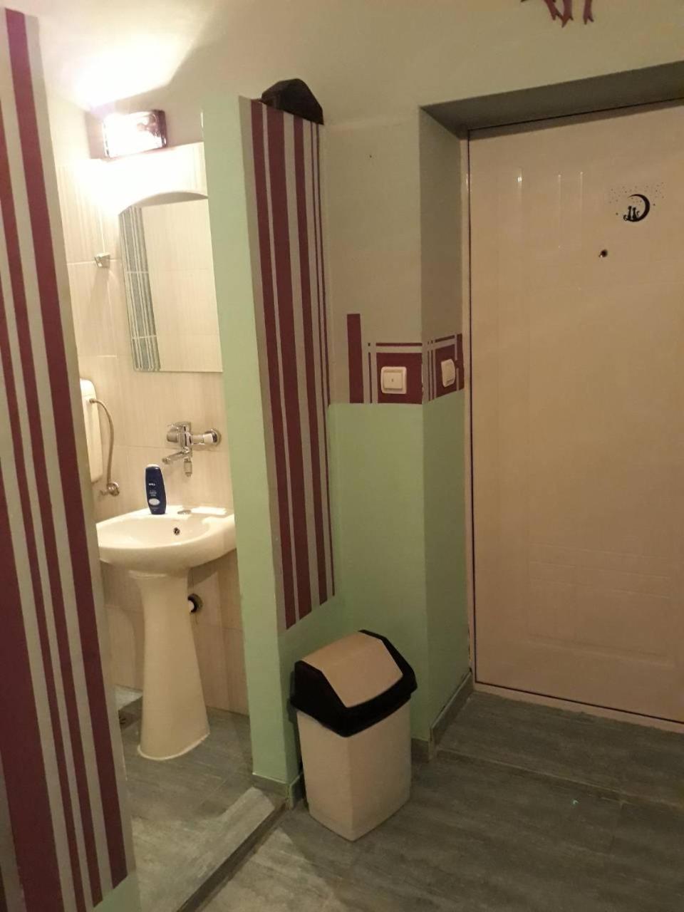 Mini Room - Bed & Toilet Kraljevo Exterior photo